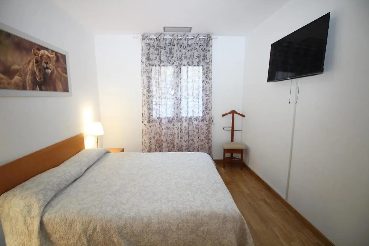 Rooms Gran Via Barcelona Homestay